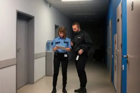 Czy policja może wyrzucić z mieszkania? Poznaj swoje prawa i procedury