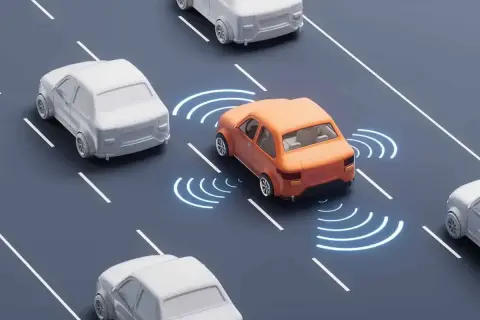 Coche naranja detecta otros vehículos con ondas de radio, indicando un sistema de frenado de emergencia activo en la carretera.