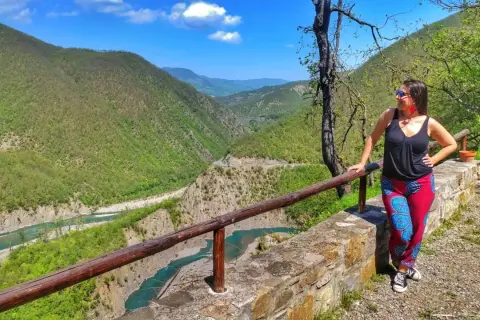 Donna ammira il panorama mozzafiato della Val Trebbia, un vero gioiello da vedere.