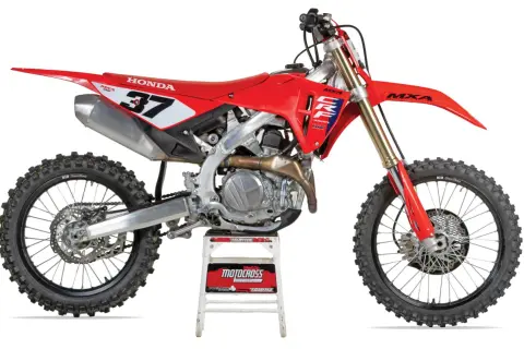Honda CRF 450R roja lista para la acción, con el número 37 en el lateral.