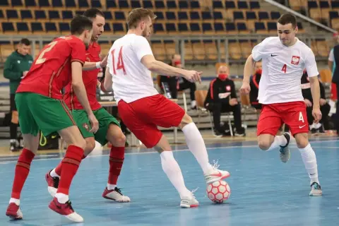 Czy piłkarze futsalowi zarabiają mało? Prawda o zarobkach w futsalu