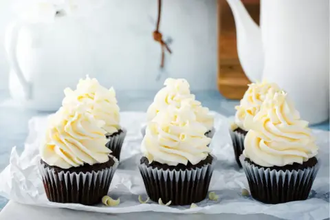 Chokladmuffins med fluffig vaniljfrosting, perfekt för ett enkelt frosting recept.