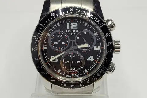 Reloj Tissot 1853 con cronógrafo y cristal de zafiro. Su esfera negra muestra la hora y los sub-diales, con un bisel taquimétrico.