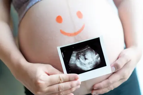 Brzuszek z uśmiechniętą buźką i USG. Czy można prowadzić ciążę na NFZ i prywatnie?