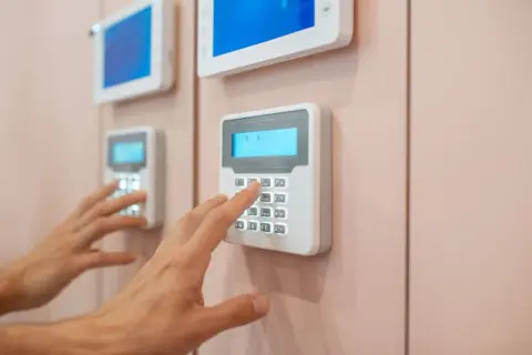 Ile prądu pobiera alarm w domu? Sprawdź koszty i oszczędności