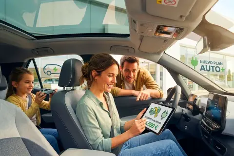 Familia planea sus próximos movimientos 4, revisando un descuento de 5.500€ en una tablet dentro de un coche eléctrico.