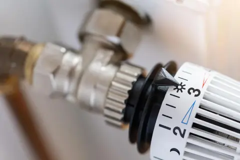 Nahaufnahme eines Thermostatventils. Ein hydraulischer Abgleich ist Pflicht für effizientes Heizen.
