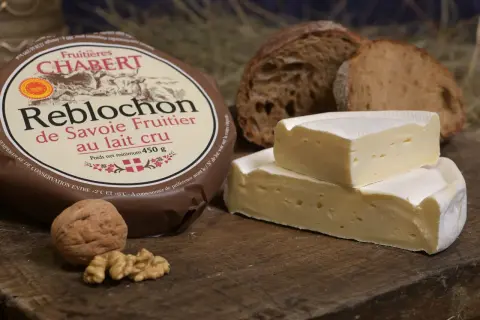 Reblochon de Savoie, fromage au lait cru, avec du pain et des noix. L'origine reblochon est bien visible sur l'emballage.