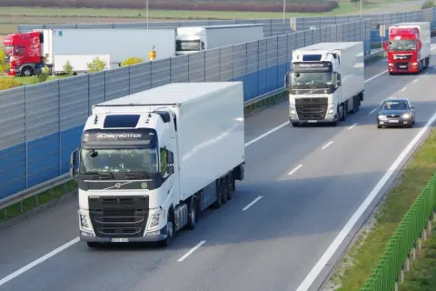 Ile m3 ma naczepa tira? Poznaj pojemność i zastosowania naczep TIR