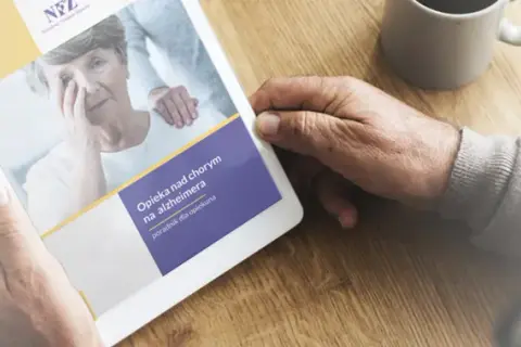 Poradnik "Opieka nad chorym na alzheimera" na tablecie. Podpowiada, jak wytrzymać z chorym na alzheimera, oferując wsparcie opiekunom.
