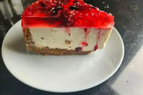 Pyszny sernik na zimno z galaretką i owocami leśnymi na kruchym spodzie. Idealny deser na upalne dni.
