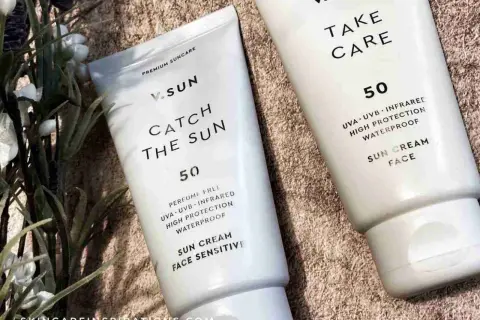 Zwei V.SUN Sonnencremes mit LSF 50. Eine "Catch the Sun" für empfindliche Haut, die andere "Take Care" fürs Gesicht. Beide mit Ethylhexyl Triazone für hohen Schutz.