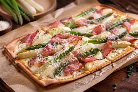Ein köstlicher Spargel Flammkuchen mit zartem Speck und frischem Spargel, bestreut mit Parmesan.