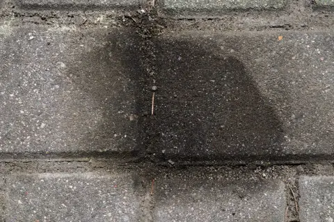Plama oleju silnikowego na kostce brukowej przed domem. Jak usunąć plamę oleju silnikowego z kostki brukowej?