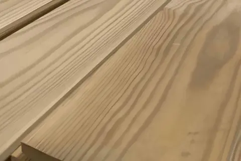 Tablones de madera clara con vetas marcadas, listos para el tratamiento autoclave madera.