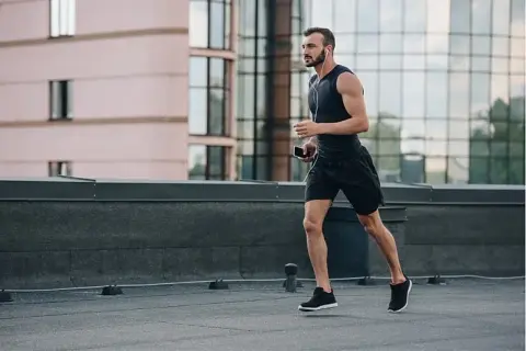 Bieganie a masa mięśniowa: Mit obalony? Zbuduj siłę i wytrzymałość!