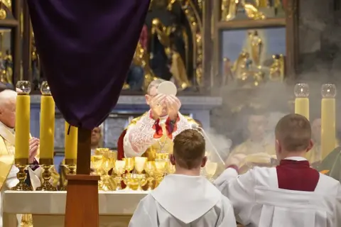 Ile trwa msza w Wielki Czwartek? Czas i czynniki wpływające na długość