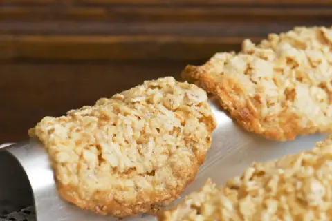 Krispiga havreflarn, perfekta för fikat. Ett enkelt havreflarn recept som alla klarar av.