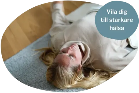 Kvinna vilar på en matta, kanske känner sig trött och har svårt att komma igång med saker. Texten "Vila dig till starkare hälsa" uppmuntrar till återhämtning.