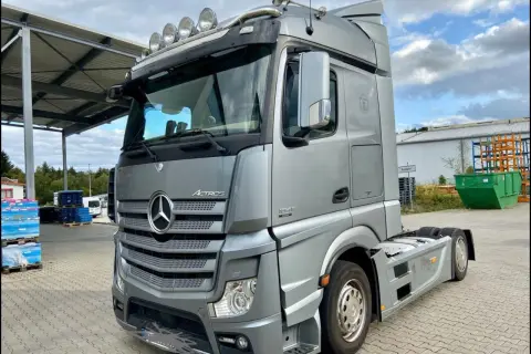 Srebrny Mercedes Actros MP4 z pięcioma halogenami na dachu, gotowy do trasy.