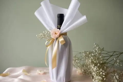 Jak ładnie zapakować wino na ślub – proste i eleganckie pomysły na prezent