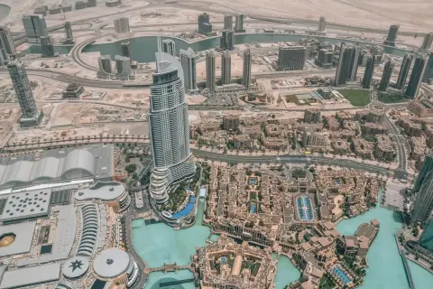 Luftaufnahme von Dubai: Ein kurzer **stop over** in der Stadt der Superlative mit dem Burj Khalifa und dem Dubai Mall.