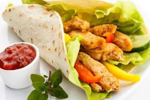 Jak zrobić domowy kebab? Sekret soczystego mięsa i sosów.