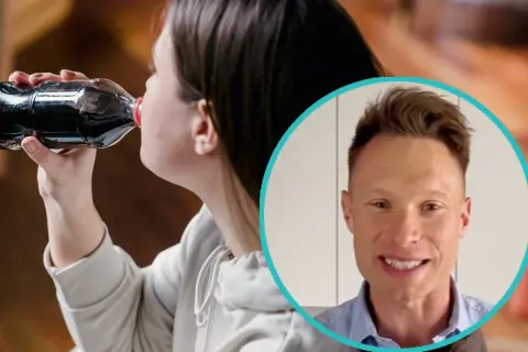 Kobieta pije colę z butelki, obok uśmiechnięty mężczyzna w okręgu.
