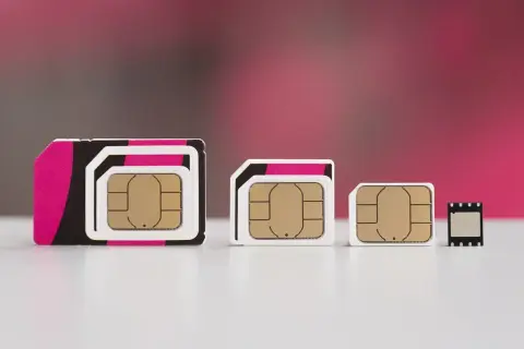 Trois cartes SIM de tailles différentes, prêtes pour votre futur iPhone X 5G.