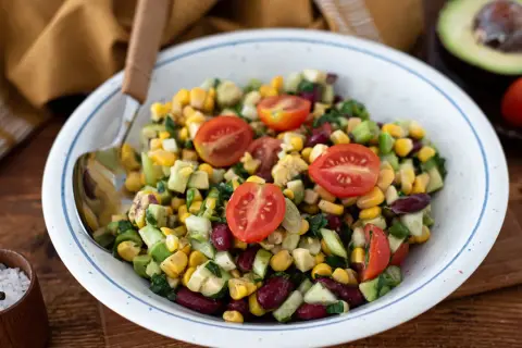 Bunter Kidneybohnen Salat mit Mais, Avocado und Tomaten. Ein erfrischender Genuss!