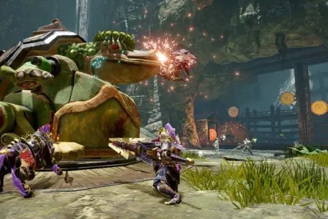 Spieler in einem Koop-Spiel kämpfen gegen einen riesigen, froschähnlichen Gegner. Ein Spieler auf einem lila Pferd greift an.
