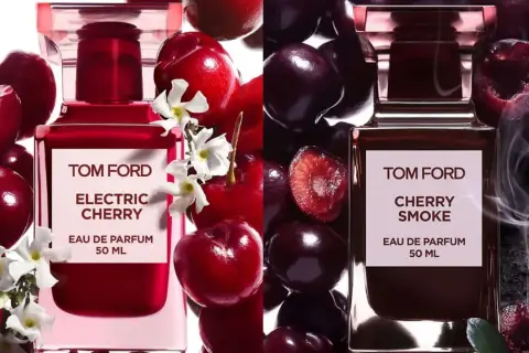 Dwa flakony perfum Tom Ford: Electric Cherry z białymi kwiatami i świeżymi wiśniami, oraz Cherry Smoke z dymem i ciemnymi wiśniami.