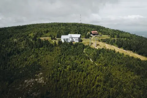 Gdzie są góry izerskie? Odkryj ich tajemnice i atrakcje
