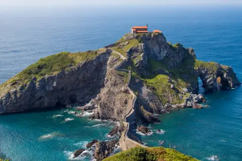 El camino de san sebastian a bilbao por la costa te lleva a este islote con ermita y escalinata, un paisaje espectacular.