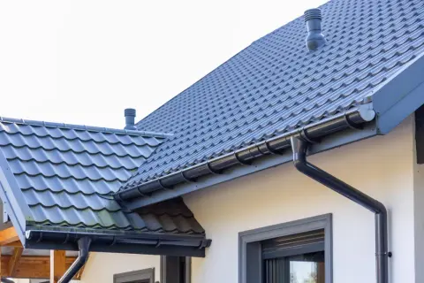 Szary dach z dachówki ceramicznej, idealny do obliczenia, jaka będzie dachówka ceramiczna cena za m2.