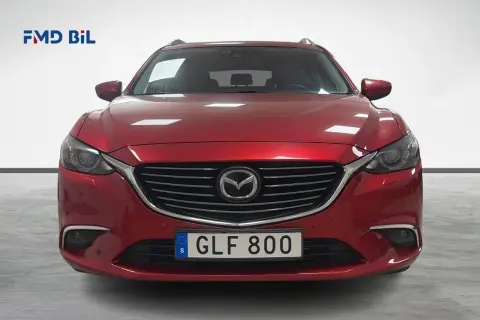 Röd Mazda 6 kombi, perfekt för en familjeresa. Läs vårt mazda 6 begagnad test för att se om den passar dig.