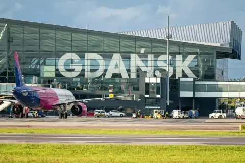Taras widokowy lotnisko Gdańsk. Samolot Wizz Air czeka na pasażerów.