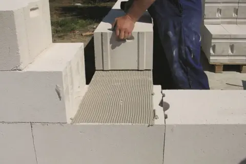 Ile zaprawy do bloczków betonowych? Uniknij kosztownych błędów przy budowie