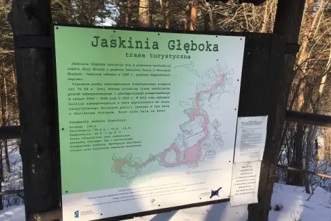 Mapa turystyczna Jaskini Głębokiej na trasie Góry Zborów. Opisuje parametry jaskini i jej historię.