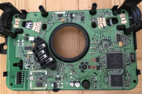 Płytka drukowana z modułu CIM Opla Astry H, z widocznymi elementami elektronicznymi i złączami.