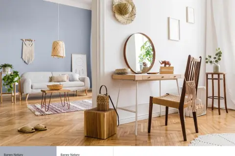 Jasny salon z sofą i stolikiem kawowym. Obok toaletka z lustrem i krzesłem. Jaki kolor pasuje do białego? Jasne drewno i pastelowy błękit tworzą przytulną atmosferę.