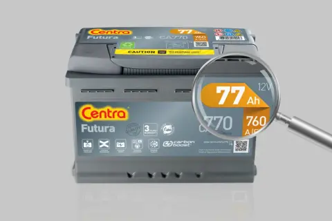 Akumulator Centra Futura 77 Ah, z powiększoną etykietą pokazującą jego pojemność.