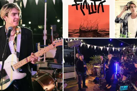 Młody muzyk gra na gitarze elektrycznej podczas koncertu. W tle widać zespół i ekipę filmową. Na górze zdjęcie okładki albumu "Flauta".