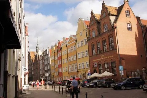 Kolorowe kamienice przy ulicy Chlebnickiej w Gdańsku, z charakterystycznymi fasadami i dachami.