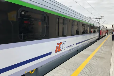IC PKP Intercity na peronie. Ten pociąg to nowoczesny środek transportu, który zabierze Cię w podróż.