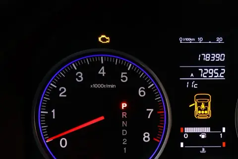Kontrolka silnika świeci się, a obok widać ikonę otwartych drzwi i pasażerów. Przebieg 178390 km.