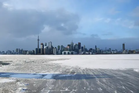 Klimat Toronto: Co kształtuje zaskakującą pogodę w mieście?