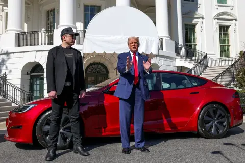 Elon Musk i Donald Trump przy czerwonej Tesli przed Białym Domem. Kto jest właścicielem Tesli?