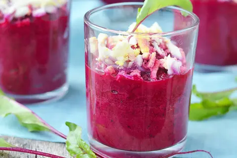 Verrine betterave, une purée onctueuse surmontée d'œufs durs émiettés et de quelques feuilles de betterave.