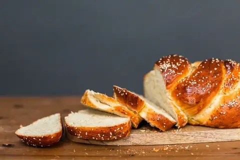 Czy chałka tuczy? Sprawdź, jak wpływa na Twoją wagę i dietę